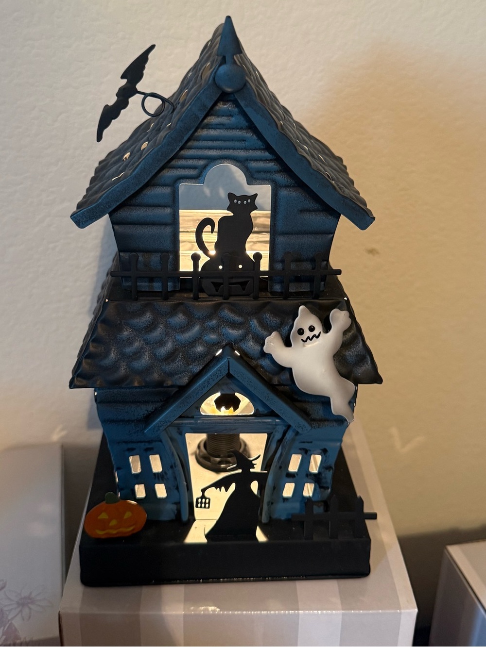 Scentsy “Haunting Good Time” Haunted House Halloween Wax Warmer – Retired